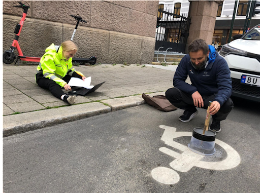 Pål fra JPro sammen med prosjektleder Sesilie Bjørdal. Her testes det om sensorene fungerer under vann/snø.(Bilde: Bymiljøetaten)